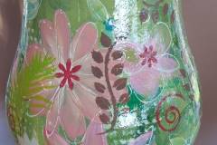 Lichtgroene kleurrijke vaas € 50 hoogte 27 opening hals 16